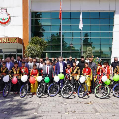 Dereceye giren öğrencilere Bekir Başkandan bisiklet