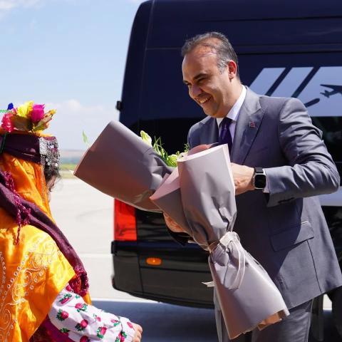 BAŞKAN ÖZTEKİN, BAKAN KACIR’I HAVALİMANINDA KARŞILADI